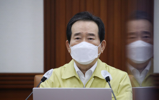 정세균 국무총리가 3일 정부서울청사에서 열린 코로나19 대응 중앙재난안전대책본부(중대본) 회의를 주재하는 모습. 연합뉴스.